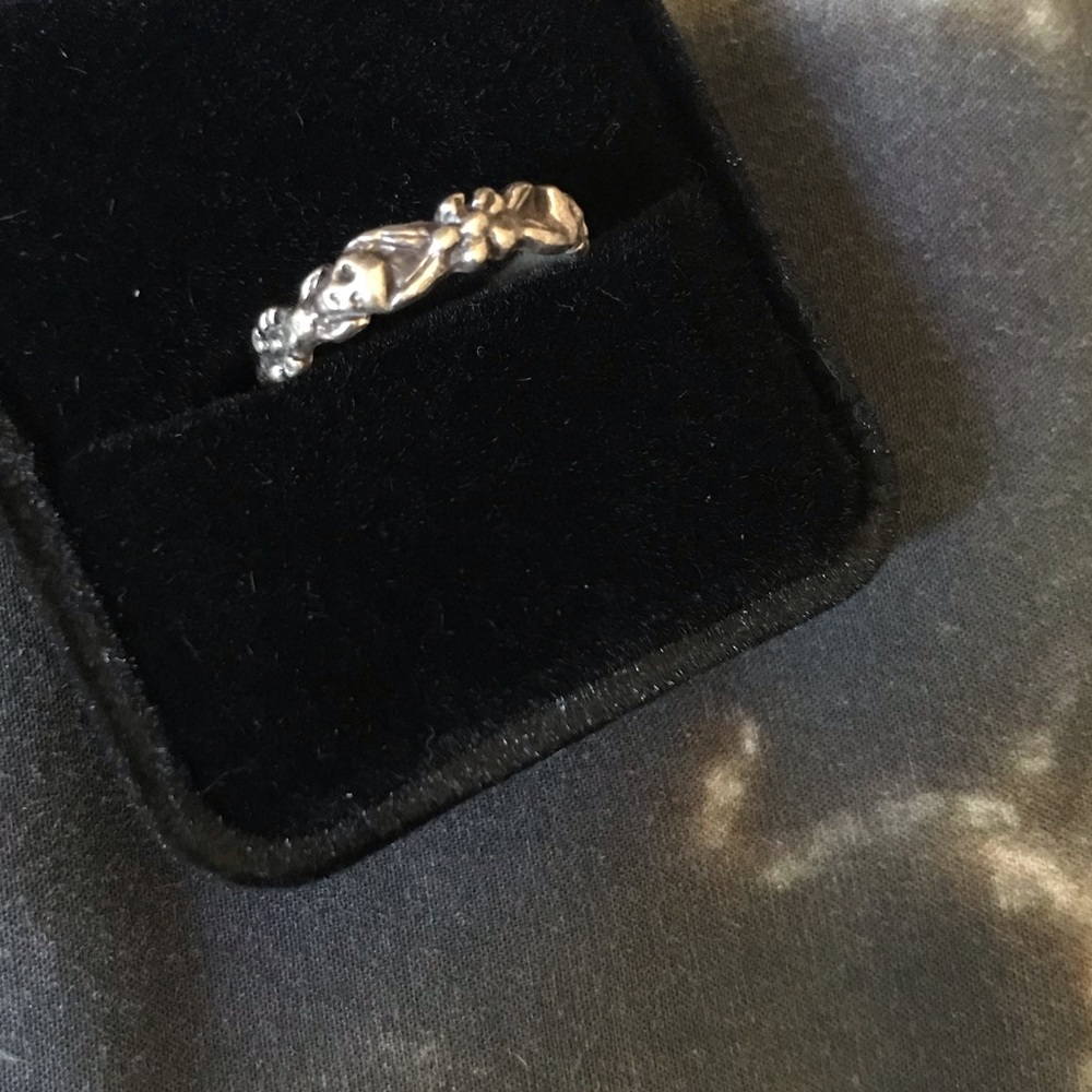 Goldengrove skulls and flowers garland ring
